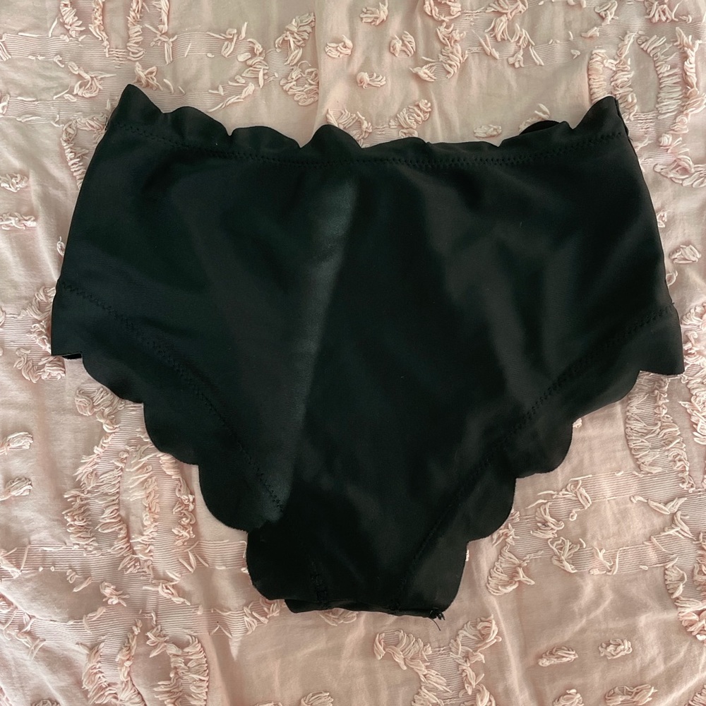 High-Neck Scalloped Black Women's Swim Set - Picture 6 of 7
